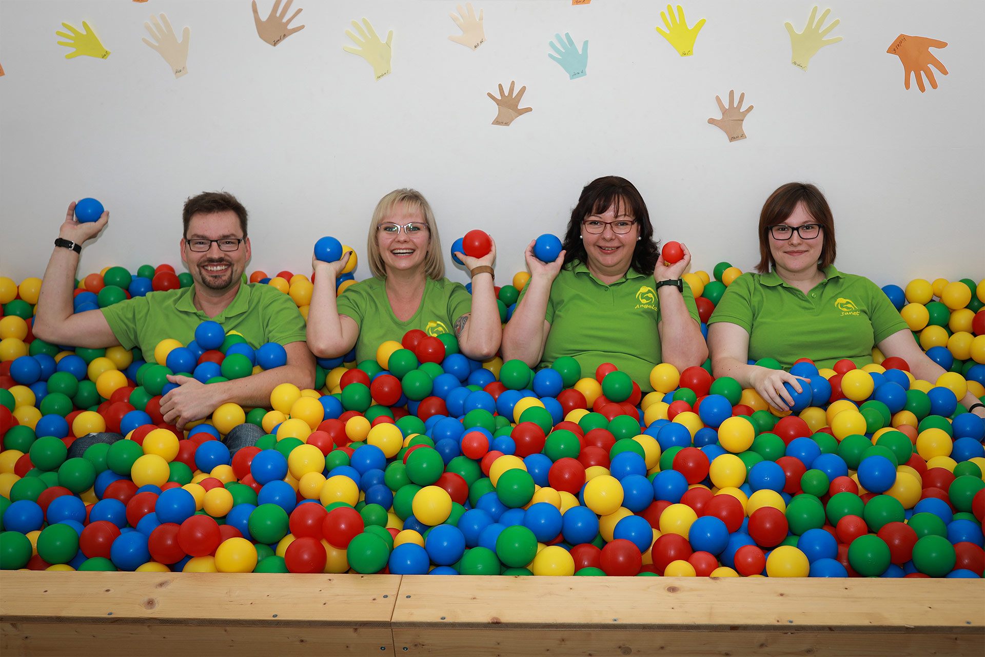 Team der Ergotherapie Köhler in einem Bällebad